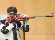 江南体育登录入口-射击女选手操控枪械完成射中