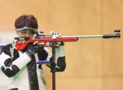 江南体育登录入口-射击女选手操控枪械完成射中