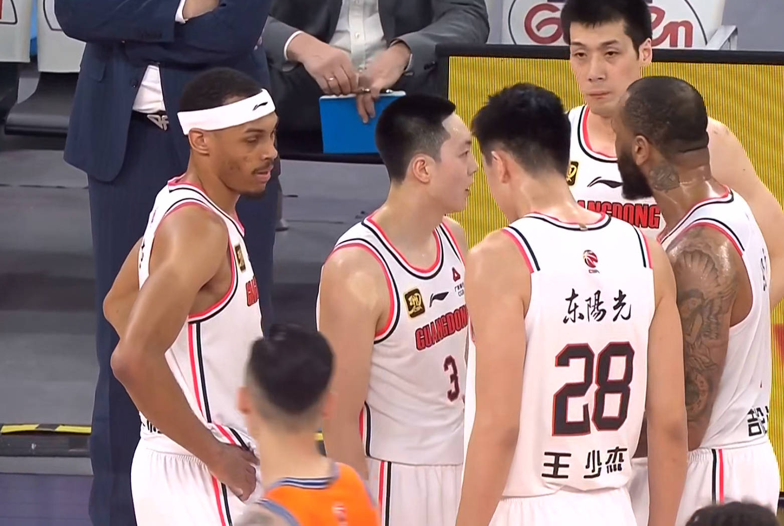 包含紧逼防守压制对手，球队时隔多年再登CBA巅峰的词条
