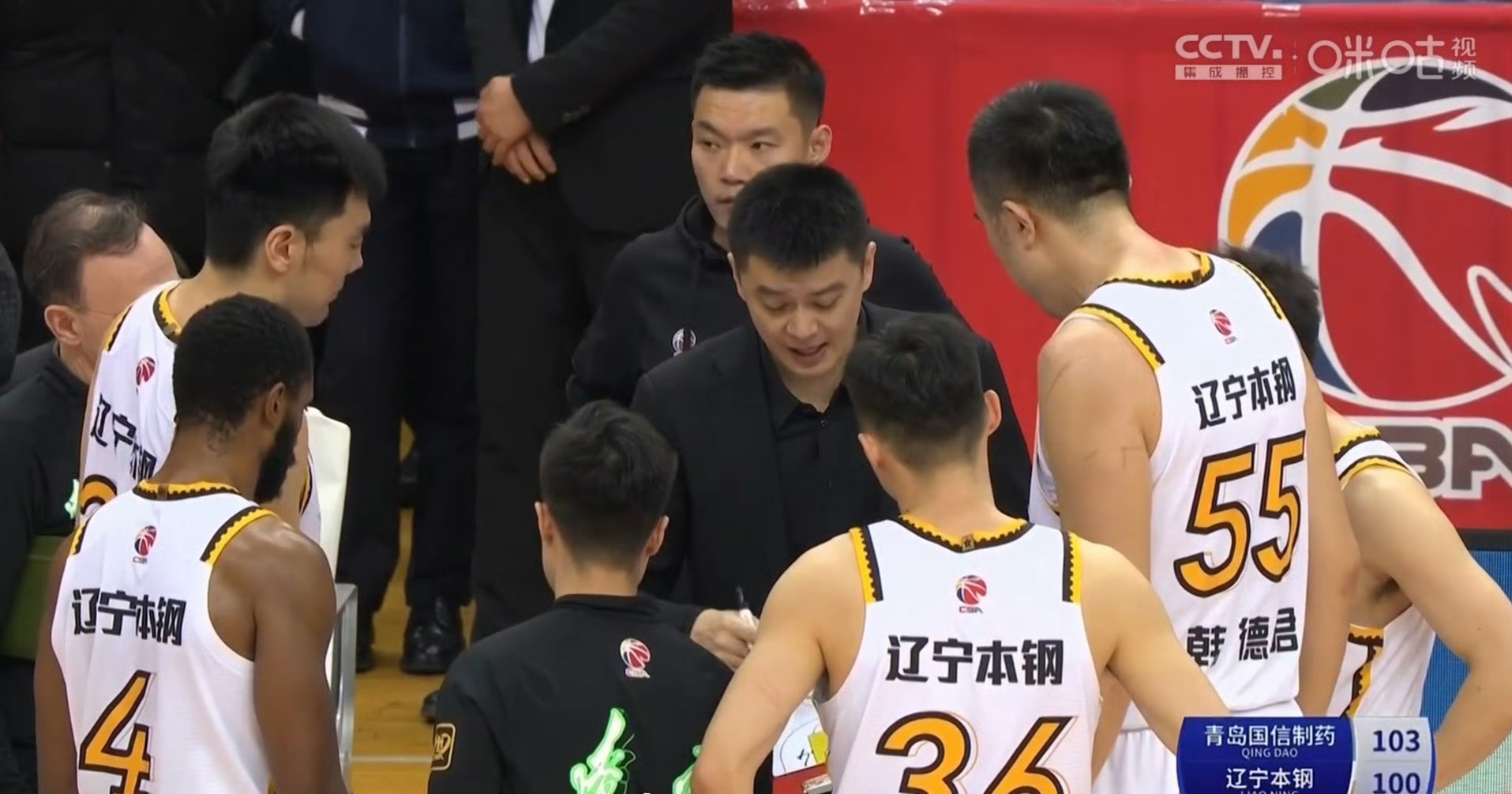 辽宁男篮击败青岛队，继续保持不败纪录