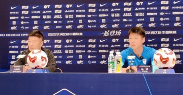 包含大连英博客战上海海港图片分享，吕鹏+毛伟杰+朱鹏宇老将新兵同框的词条