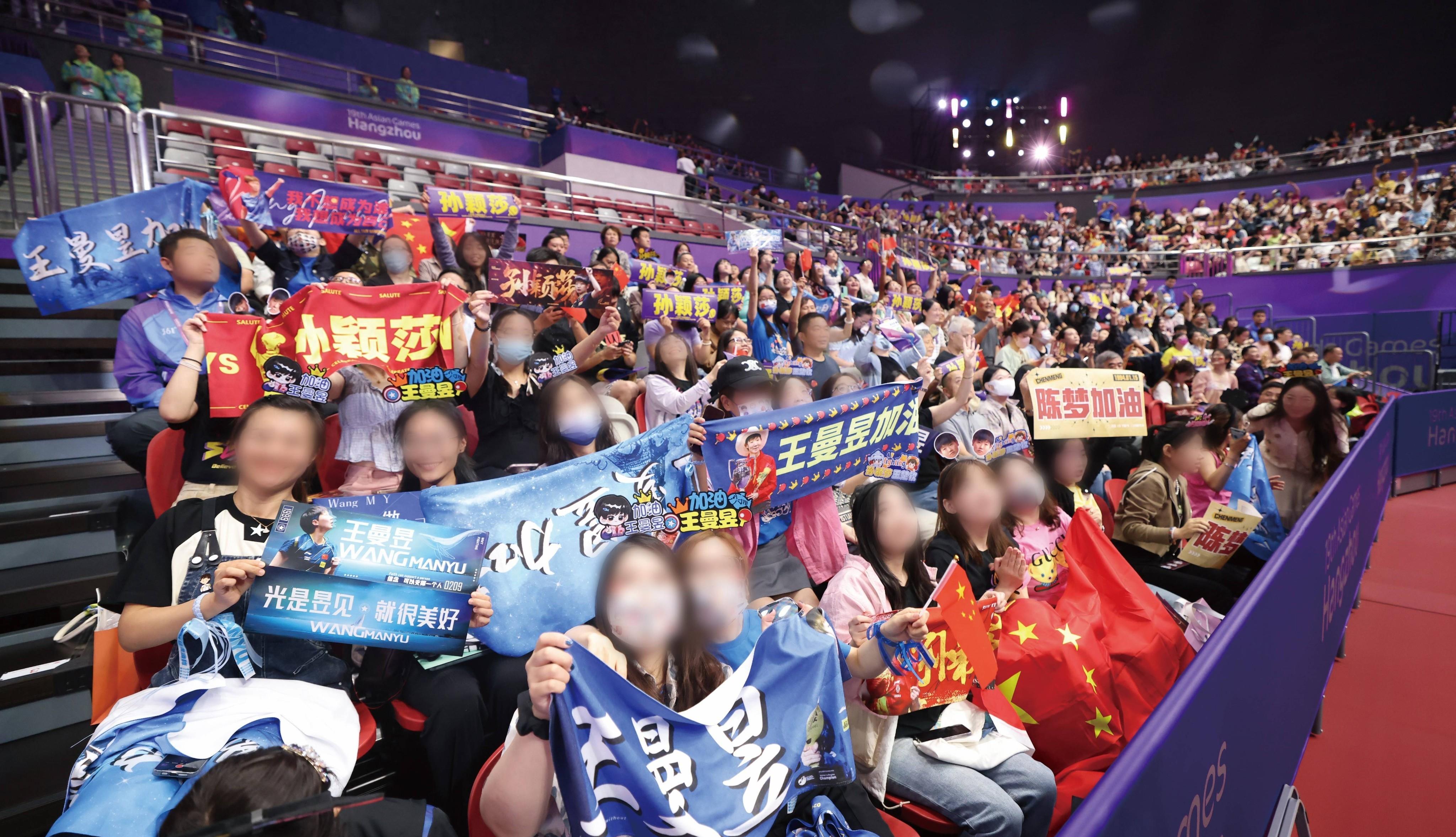 中国台北战神队啦啦队员为球队加油，与球迷互动活跃气氛的简单介绍
