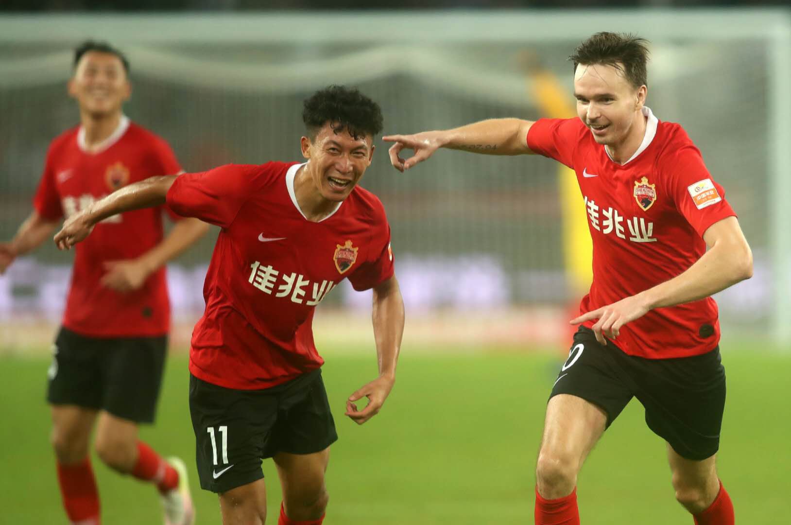 山东鲁能决斗深圳佳兆业，实力碰撞谁更强