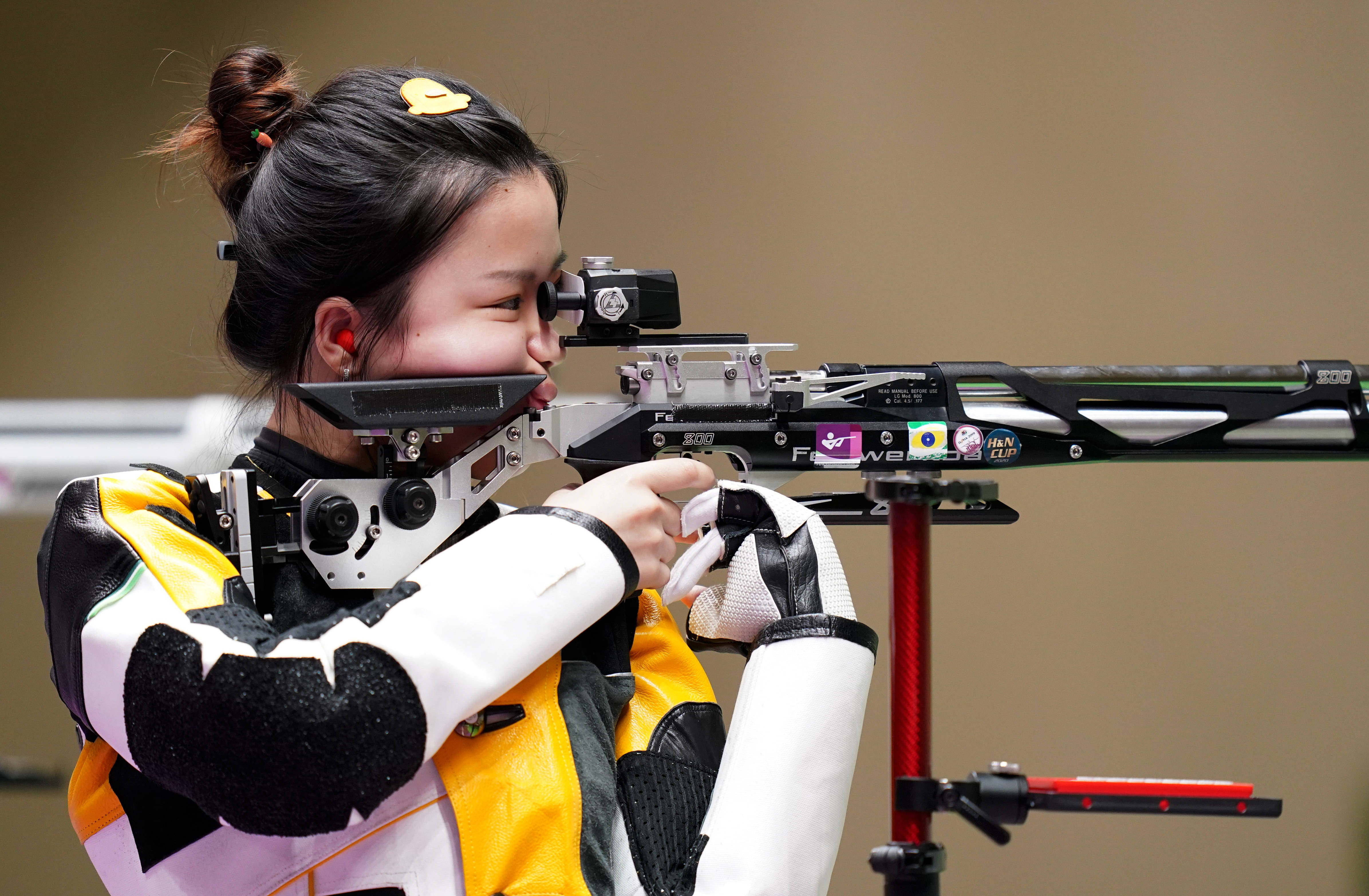 射击女选手操控枪械完成射中