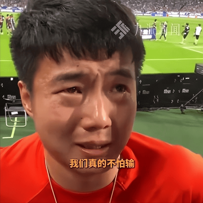 精彩的足球比赛引爆全场，球迷情绪高涨